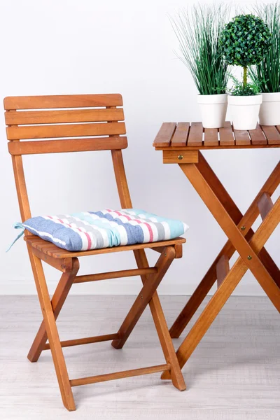 Cadeira de jardim e mesa isolada em branco — Fotografia de Stock