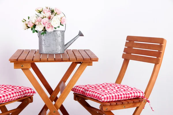 Cadeiras de jardim e mesa no fundo branco — Fotografia de Stock