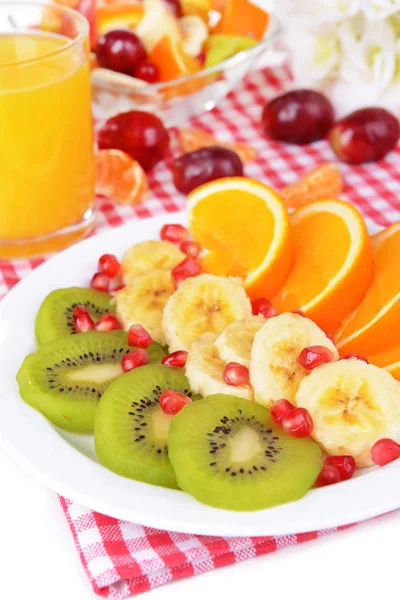 Słodkie owoce na tabliczce na stół szczegół — Zdjęcie stockowe