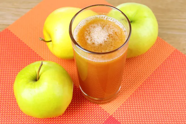 Healthy fresh juice of apples close up — Stock Photo, Image