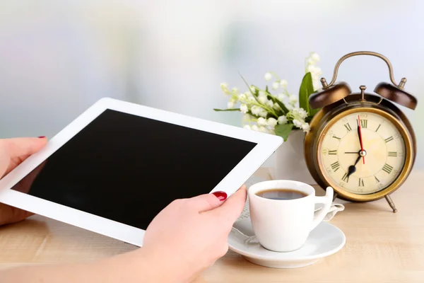 Tablet, cup of coffee and alarm clock, close up — Stock Photo, Image