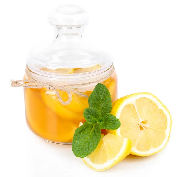 Engarrafamento de limão saboroso isolado em branco — Fotografia de Stock