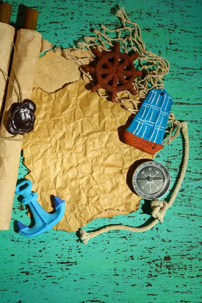 Papel viejo con accesorios de mar, aislado sobre fondo de madera — Foto de Stock