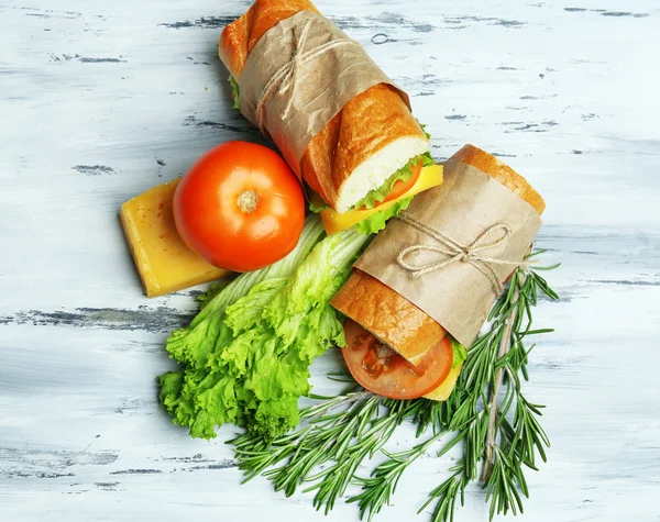 Färska och läckra sandwich på trä bakgrund — Stockfoto