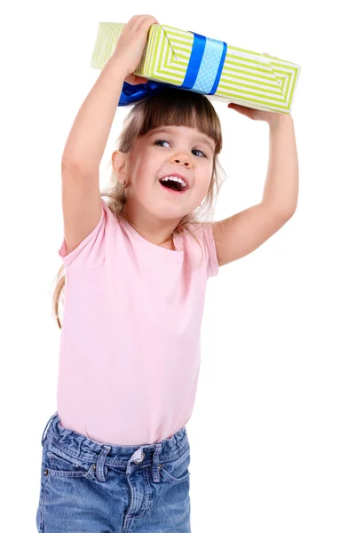 Hezká holčička drží krabičce izolovaných na bílém — Stock fotografie
