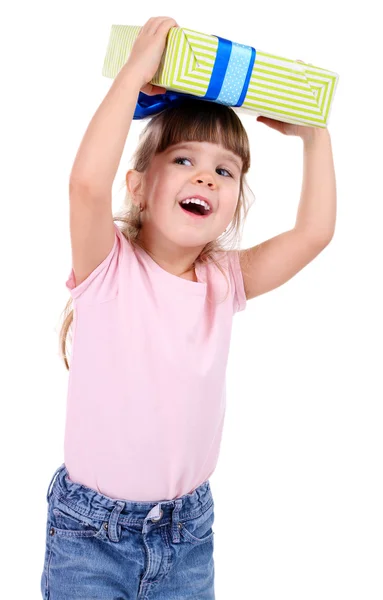 Bella bambina che tiene la scatola presente isolata sul bianco — Foto Stock