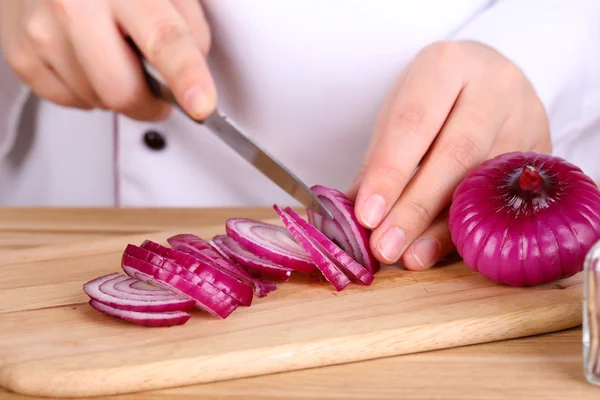 Female hands cutting bulb onion, close up — Stock Photo, Image