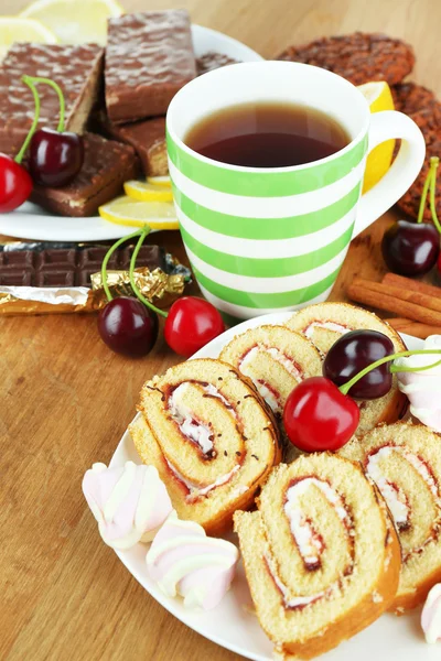 Taza de té y dulces de cerca —  Fotos de Stock