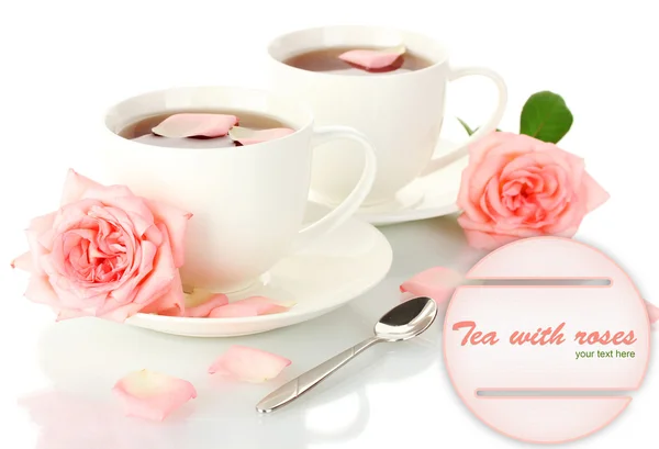 Tazas de té con rosas aisladas en blanco — Foto de Stock