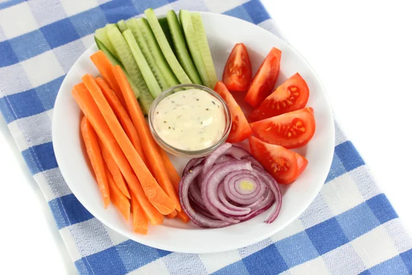 Bâtonnets de légumes crus assortis dans une assiette sur une serviette gros plan — Photo