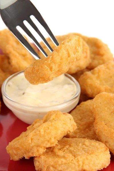 Gebratene Chicken Nuggets mit Soße isoliert auf weiß — Stockfoto