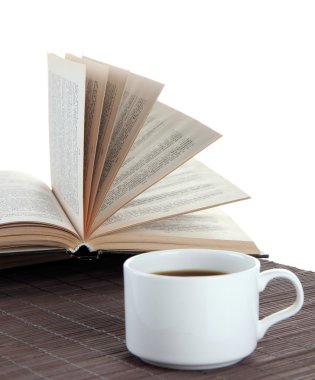 fincan kahve ve beyaz zemin üzerine bambu hasır üzerinde kitap