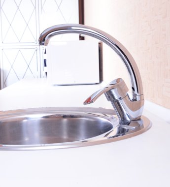 modern mutfak lavabo ve musluk suyu