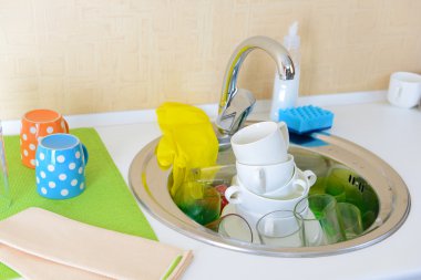 mutfak lavabosunda iliklerine kadar bulaşık yığını