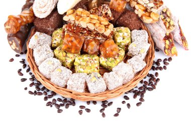 hasır tepsi, üzerinde beyaz izole lezzetli oryantal tatlılar