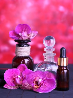 Orkide bambu masa üzerinde kırmızı zemin üzerine ile güzel spa ayarı