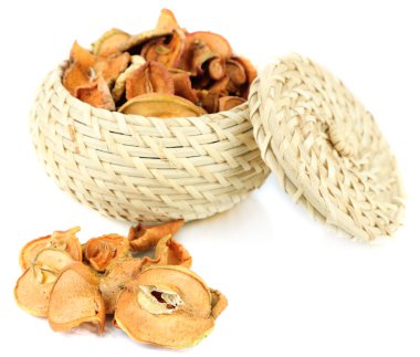 hasır sepet, kurutulmuş elma üzerine beyaz izole