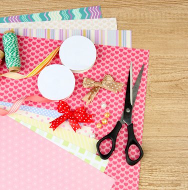 Kağıt scrapbooking ve ahşap masa üstünde alet