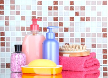 kozmetik ve mozaik karo zemin üzerine banyo aksesuarları