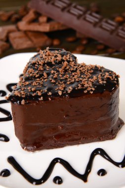 Tatlı pasta plaka üzerinde tablo yakın çekim çikolata ile