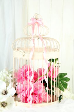 güzel çiçekler ile güzel dekoratif kafes