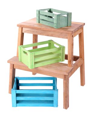 Boş tahta kutular üzerinde beyaz izole küçük merdiven