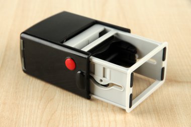 ahşap zemin üzerinde pul