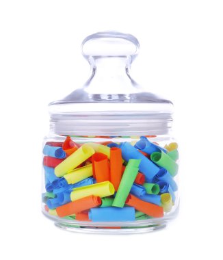 Color üzerinde yazılmıştır rüyalar kağıt üzerinde beyaz izole cam kavanoza haddelenmiş