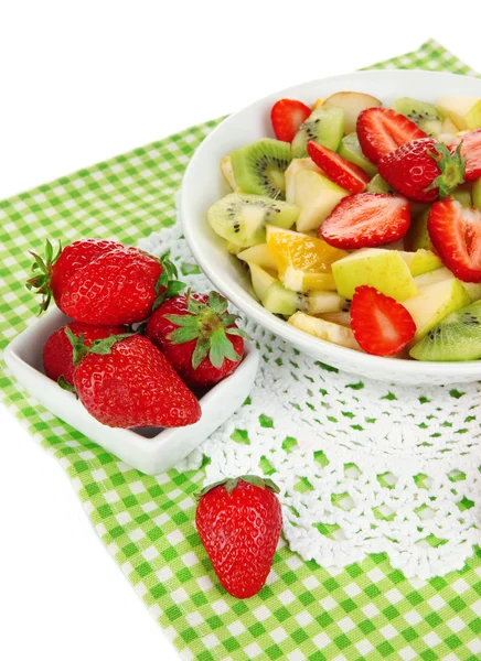 Nyttig fruktsallad av färska frukter och bär i skål isolerad på vit — Stockfoto