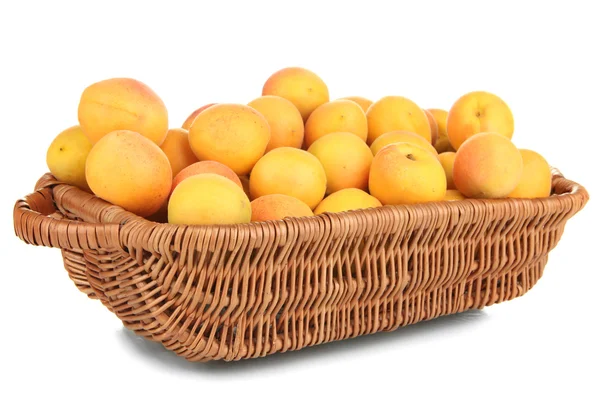 新鲜天然杏的柳条篮上白色隔离 — 图库照片