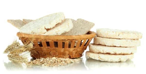 Вкусный хрустящий хлеб в корзине, изолированный на белом — стоковое фото