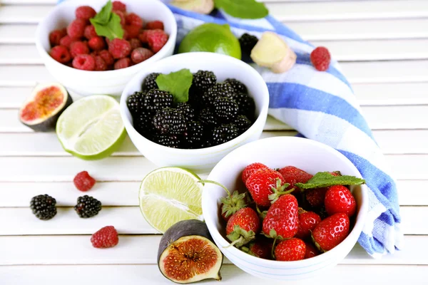 Ассортимент сочных фруктов и ягод на деревянном фоне — стоковое фото