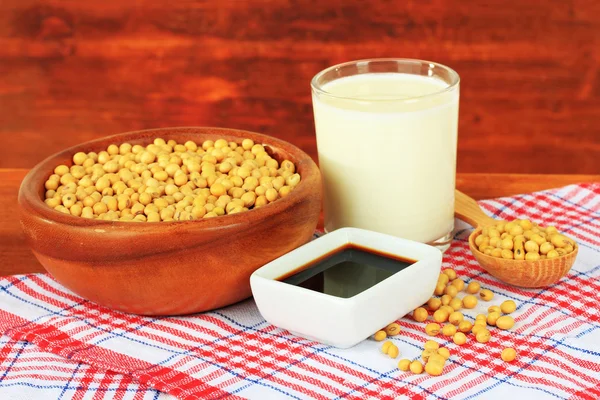 Productos de soja sobre mesa sobre fondo de madera —  Fotos de Stock