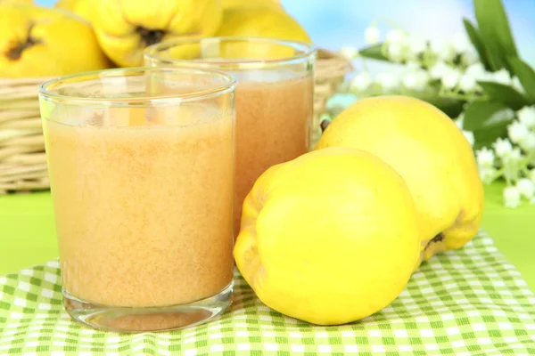 Marmelo doce com suco na mesa no fundo azul claro — Fotografia de Stock