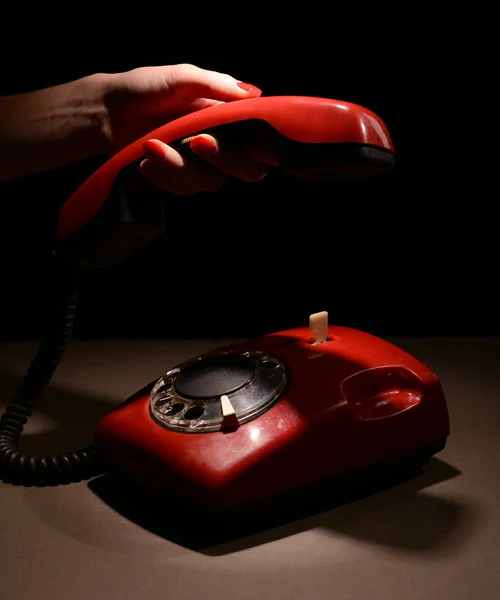 Κόκκινο ρετρό τηλέφωνο, σε σκούρο φόντο — Φωτογραφία Αρχείου