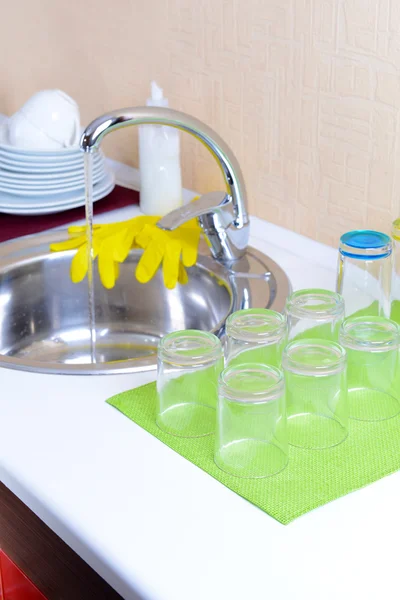 Dishes drying near metal sink — Stock Photo, Image