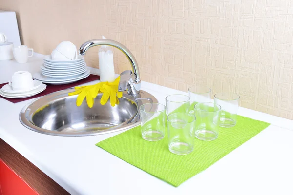 Dishes drying near metal sink — Stockfoto