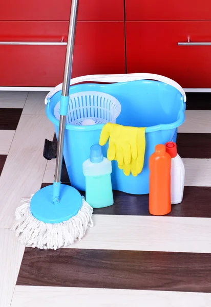 Ev temizlik paspas ile — Stok fotoğraf