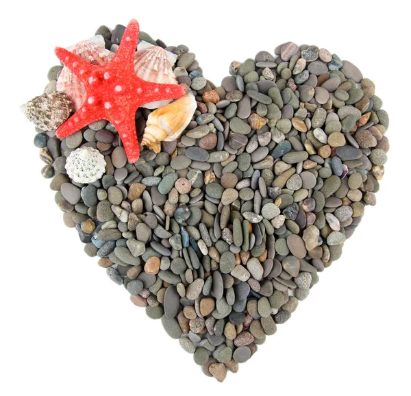 Прекрасне серце маленьких морських каменів і раковин, ізольовані на білому — стокове фото