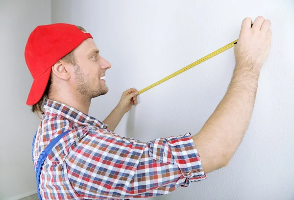 Portret van de jonge voorman in de kamer — Stockfoto