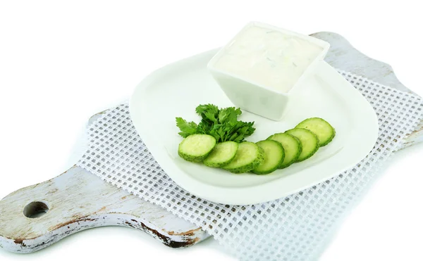 Gurkenjoghurt in Schüssel, auf weiß, isoliert auf weiß — Stockfoto