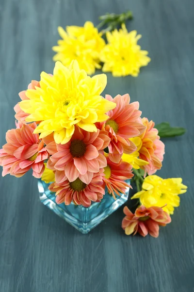Квіти хризантеми у вазі на дерев'яному столі крупним планом — стокове фото