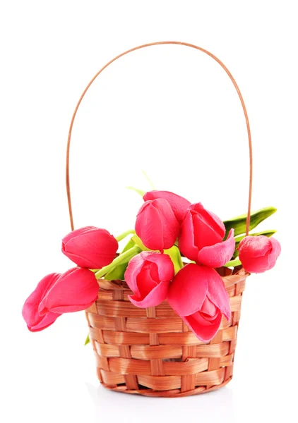 Buquê de belas flores artificiais em cesta de vime, isolado em branco — Fotografia de Stock