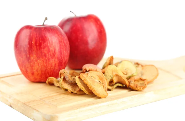 Kurutulmuş elma ve üzerinde beyaz izole kesme tahtası üzerinde taze elma — Stok fotoğraf