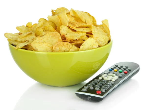 Chips dans le bol et la télécommande TV isolé sur blanc — Photo