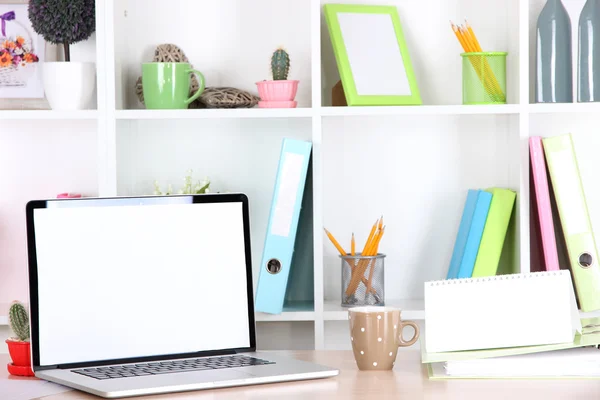 Lugar de trabajo con portátil, primer plano — Foto de Stock