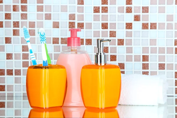 Cosmetici e accessori da bagno su sfondo piastrelle a mosaico — Foto Stock