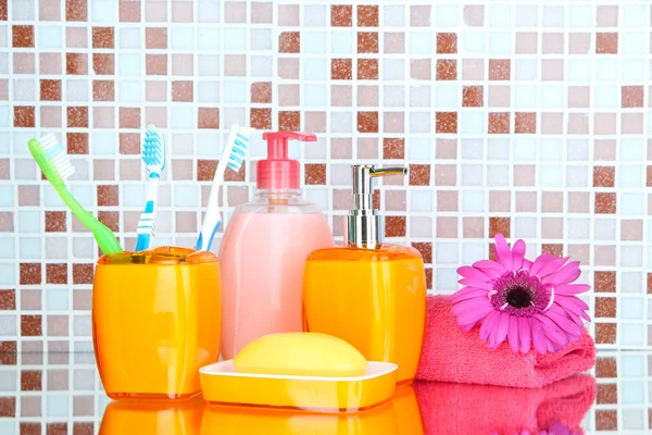 Cosmetici e accessori da bagno su sfondo piastrelle a mosaico — Foto Stock