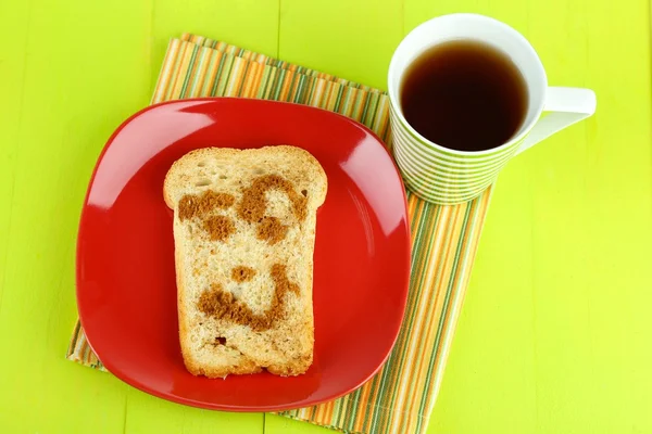 Toast divertente, su sfondo di legno a colori — Foto Stock