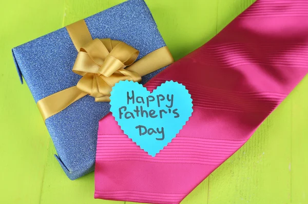 Happy Fathers Day tag with gift boxes and tie, on wooden background — Stock Photo, Image